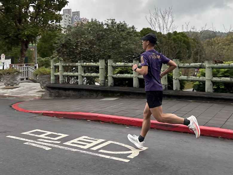 《跑鞋開箱》從耐磨跑鞋，到成熟的綜訓鞋，特步xtep「兩千公里 5.0」進化實測！