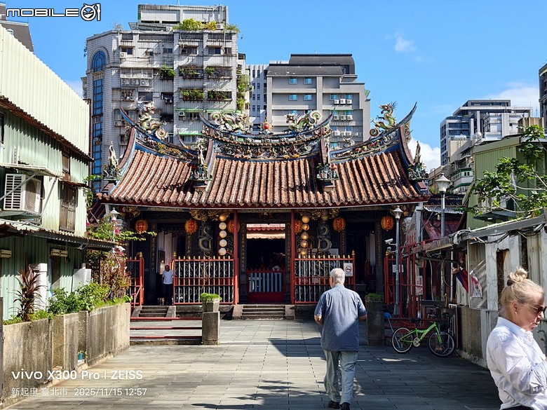 艋舺祖師廟、艋舺青山宮、萬華區史展示中心、艋舺謝宅、朝北醫院、青山宮、青雲閣、華西街夜市 — 臺北市區小旅行之艋舺老市街散步