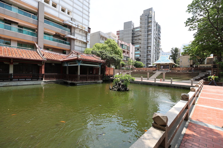 帶著R8的旅行 鷲嶺食肆 原台南測候所 吳園藝文中心 臺南知事官邸 億載金城