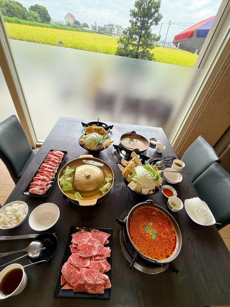 田野間超人氣泰式燒烤火鍋,湯頭三吃、高品質肉品、寵物友善、無服務費
