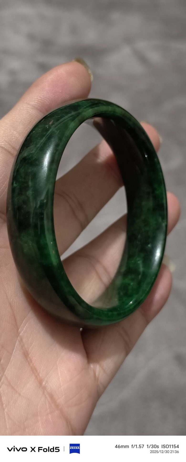 請問這個手鐲是什麼玉?不知道真假有收藏價值嗎