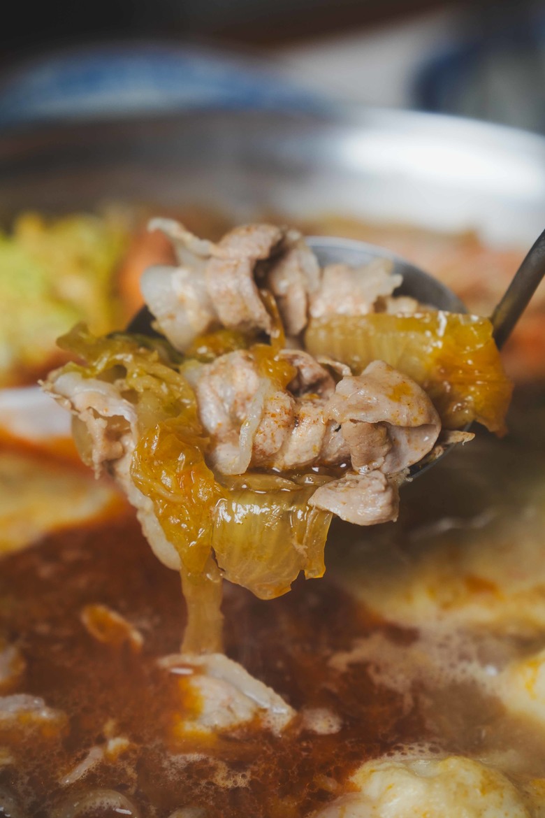 【台南酸白菜火鍋推薦】隱藏版麻辣酸白菜火鍋｜老師傅純手工酸白菜 ｜純手工酸白菜 × 手炒麻辣底｜東北酸白菜火鍋 安平店