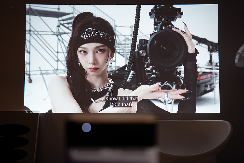 【評測】家裡最值得存在的那件科技傢俱：Epson EF-72 美學投影機