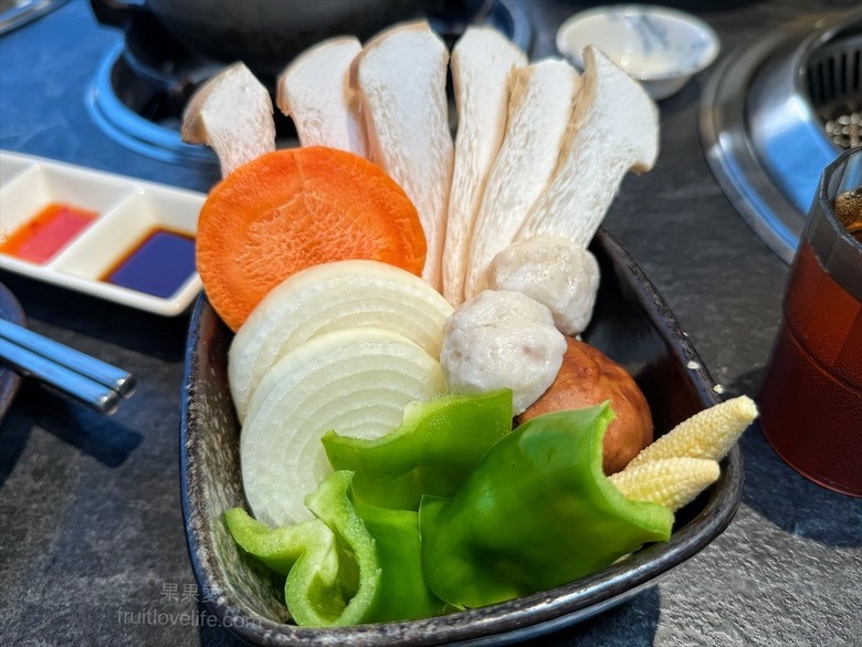 稻田美景燒肉店，套餐肉量十足，泰式沾醬超唰嘴又解膩