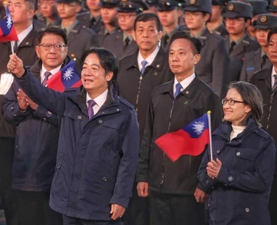 爬水樣森林，露營穿總統元旦外套，保暖又防水~~