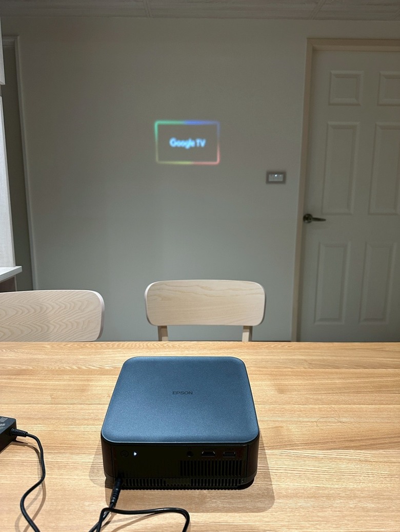 和新家的輕巧簡約融為一體，Epson EF-62N投影機開箱