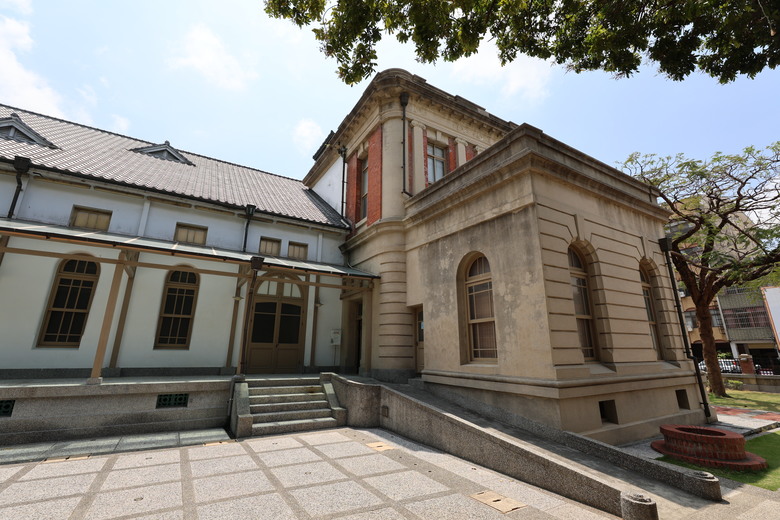 帶著R8的旅行 鷲嶺食肆 原台南測候所 吳園藝文中心 臺南知事官邸 億載金城