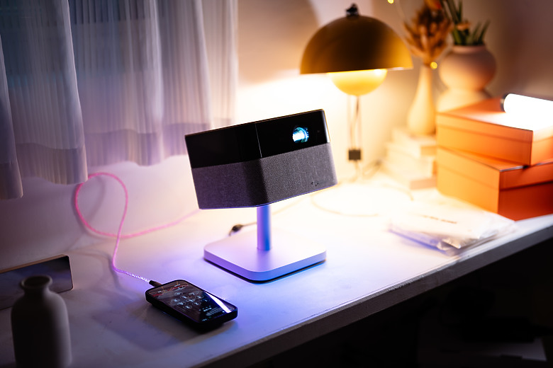 【評測】家裡最值得存在的那件科技傢俱：Epson EF-72 美學投影機