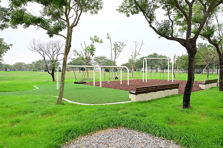 點我看大圖 Nikon Zf的首發表文,5.5公頃新埤綜合休閒公園環境改善工程即將完工,歡迎春節期間大家來遊玩。
