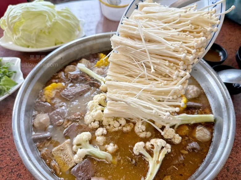 南投薑母鴨推薦，薑母鴨、胡椒全鴨還可以一鍋兩吃，山泉水養殖吳郭魚、現撈泰國蝦，埔里在地美食