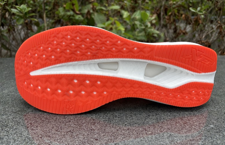 《跑鞋開箱》從耐磨跑鞋，到成熟的綜訓鞋，特步xtep「兩千公里 5.0」進化實測！