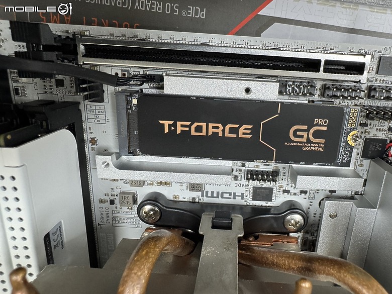 點我看大圖 【Gen5 破萬讀寫怪獸】Team 推出的 T-Force GC PRO 2TB 開到 12GB/s,小鋼砲主機也能當工作站!