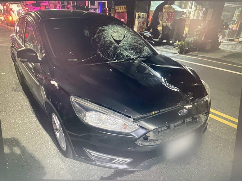 老翁走斑馬線，被撞飛，送醫不治