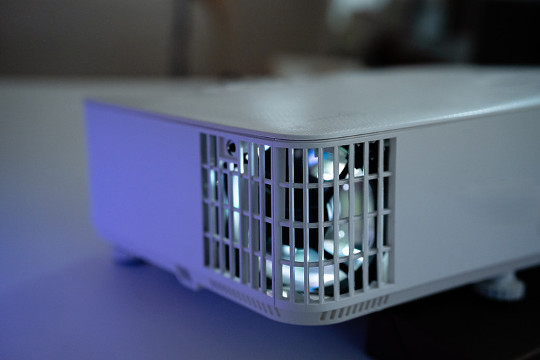 【評測】家裡最值得存在的那件科技傢俱：Epson EF-72 美學投影機