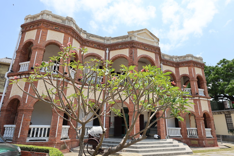 帶著R8的旅行 鷲嶺食肆 原台南測候所 吳園藝文中心 臺南知事官邸 億載金城