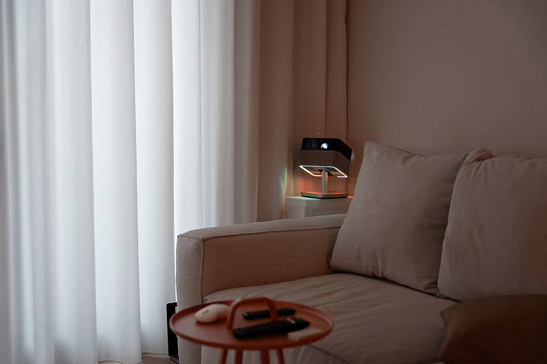 【評測】家裡最值得存在的那件科技傢俱：Epson EF-72 美學投影機