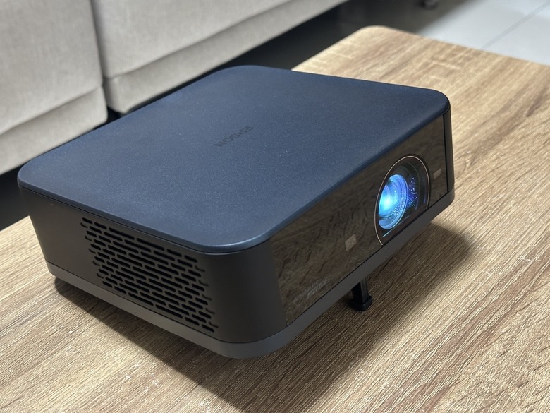 和新家的輕巧簡約融為一體，Epson EF-62N投影機開箱