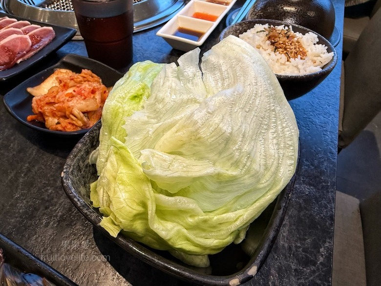 稻田美景燒肉店，套餐肉量十足，泰式沾醬超唰嘴又解膩