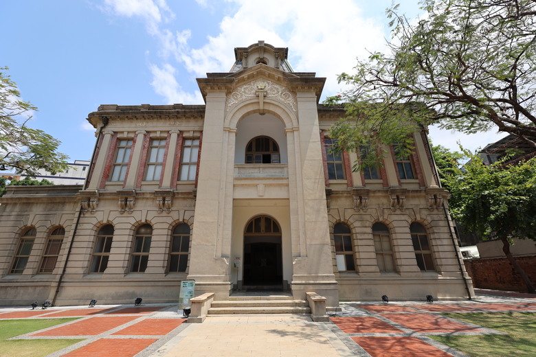 帶著R8的旅行 鷲嶺食肆 原台南測候所 吳園藝文中心 臺南知事官邸 億載金城