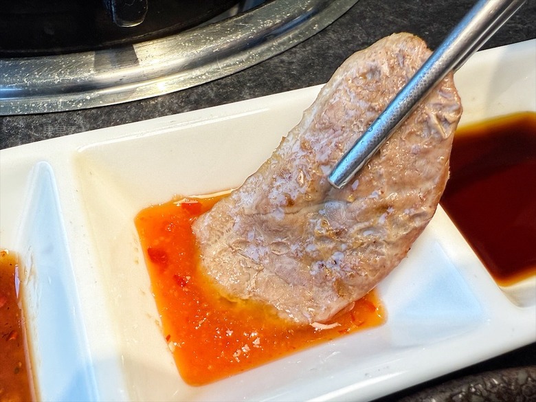 稻田美景燒肉店，套餐肉量十足，泰式沾醬超唰嘴又解膩