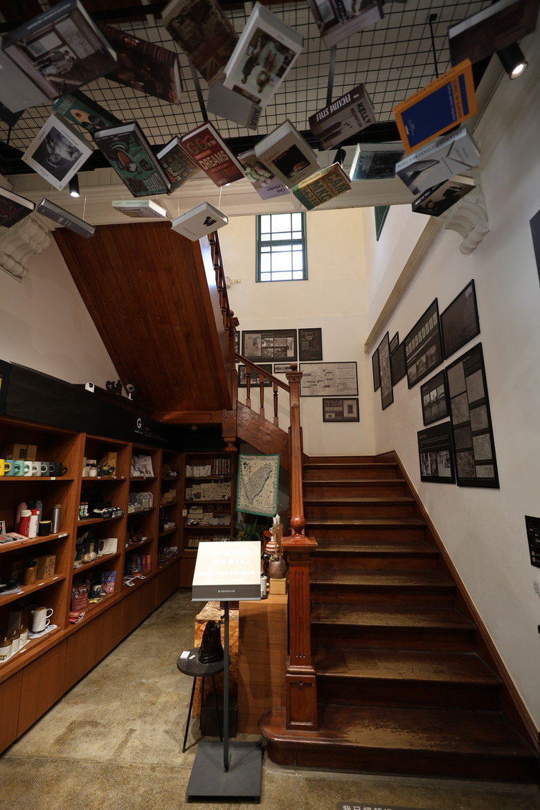 帶著R8的旅行 鷲嶺食肆 原台南測候所 吳園藝文中心 臺南知事官邸 億載金城