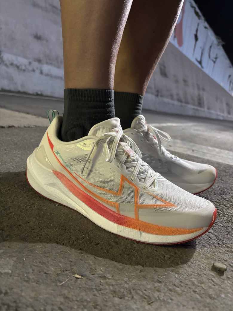 《跑鞋開箱》從耐磨跑鞋，到成熟的綜訓鞋，特步xtep「兩千公里 5.0」進化實測！