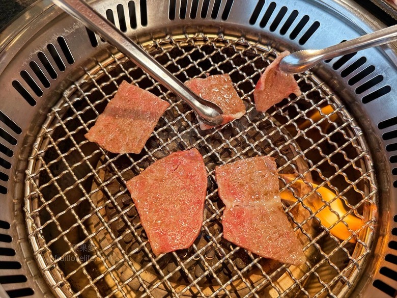 稻田美景燒肉店，套餐肉量十足，泰式沾醬超唰嘴又解膩
