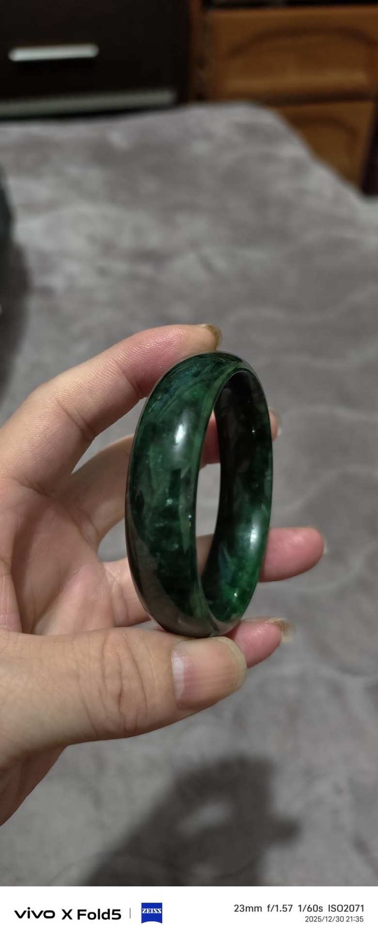 請問這個手鐲是什麼玉?不知道真假有收藏價值嗎