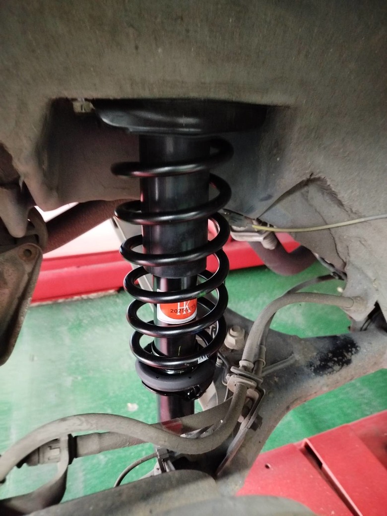 2010年10.5代 Altis 更換外場KYB黑桶前避震器+原廠後避震器