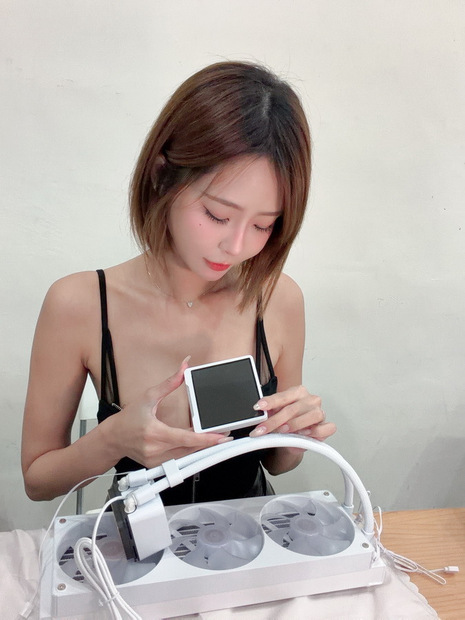 COUGAR POSEIDON VISTEK PRO ARGB 360 白色 - 自定義大螢幕 一體式水冷