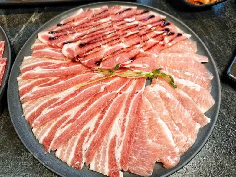 稻田美景燒肉店，套餐肉量十足，泰式沾醬超唰嘴又解膩