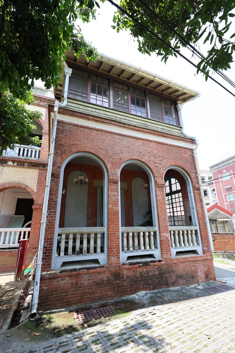 帶著R8的旅行 鷲嶺食肆 原台南測候所 吳園藝文中心 臺南知事官邸 億載金城