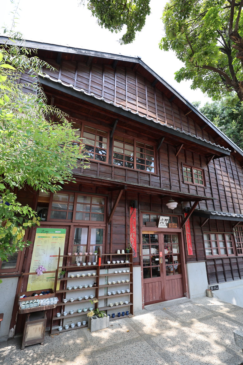 帶著R8的旅行 鷲嶺食肆 原台南測候所 吳園藝文中心 臺南知事官邸 億載金城