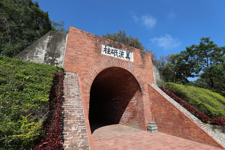 帶著R8的旅行 鷲嶺食肆 原台南測候所 吳園藝文中心 臺南知事官邸 億載金城
