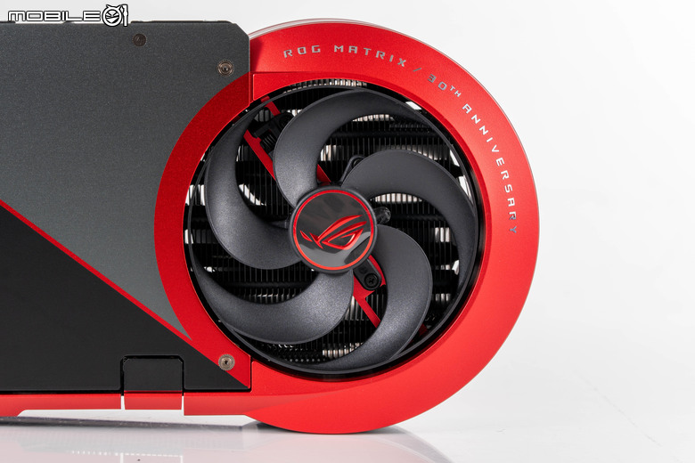 ROG Matrix Platinum GeForce RTX 5090 顯示卡開箱實測 集 30 周年經驗大成的頂級遊戲效能輸出者