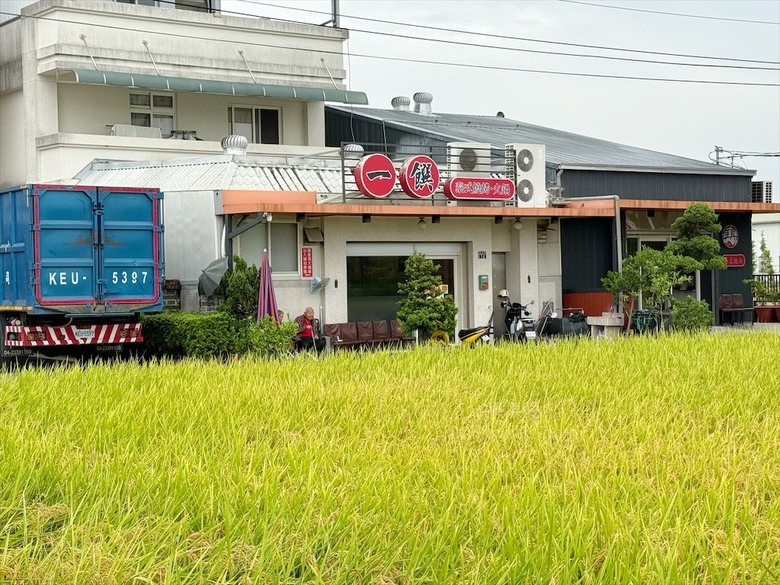 田野間超人氣泰式燒烤火鍋,湯頭三吃、高品質肉品、寵物友善、無服務費