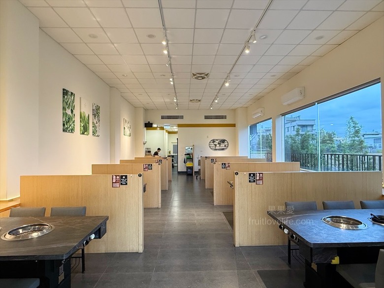 稻田美景燒肉店，套餐肉量十足，泰式沾醬超唰嘴又解膩