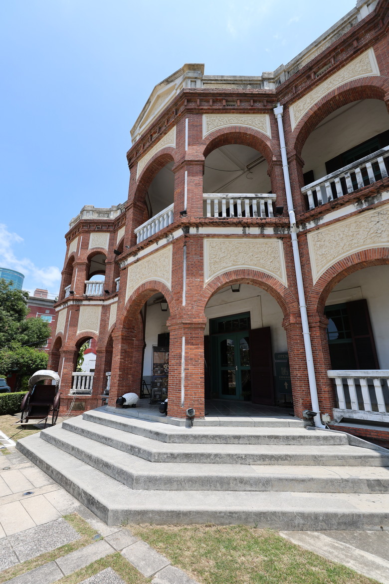 帶著R8的旅行 鷲嶺食肆 原台南測候所 吳園藝文中心 臺南知事官邸 億載金城