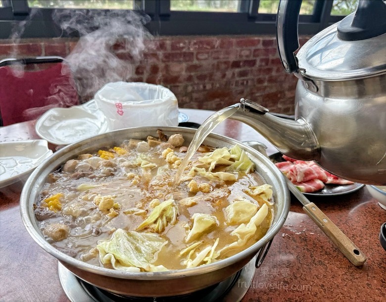 南投薑母鴨推薦，薑母鴨、胡椒全鴨還可以一鍋兩吃，山泉水養殖吳郭魚、現撈泰國蝦，埔里在地美食