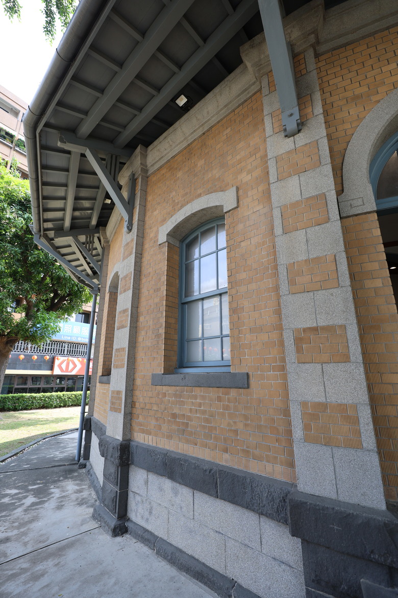 帶著R8的旅行 鷲嶺食肆 原台南測候所 吳園藝文中心 臺南知事官邸 億載金城