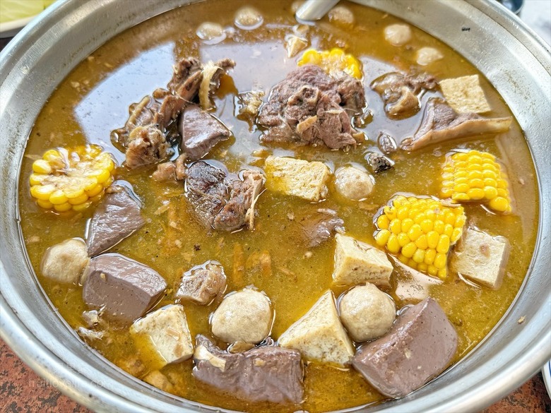 南投薑母鴨推薦，薑母鴨、胡椒全鴨還可以一鍋兩吃，山泉水養殖吳郭魚、現撈泰國蝦，埔里在地美食