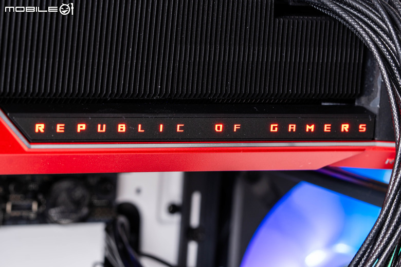 ROG Matrix Platinum GeForce RTX 5090 顯示卡開箱實測 集 30 周年經驗大成的頂級遊戲效能輸出者