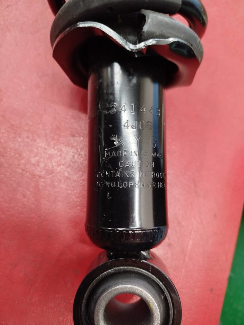 2010年10.5代 Altis 更換外場KYB黑桶前避震器+原廠後避震器