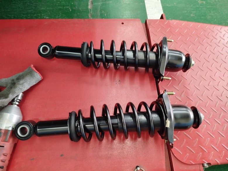 2010年10.5代 Altis 更換外場KYB黑桶前避震器+原廠後避震器