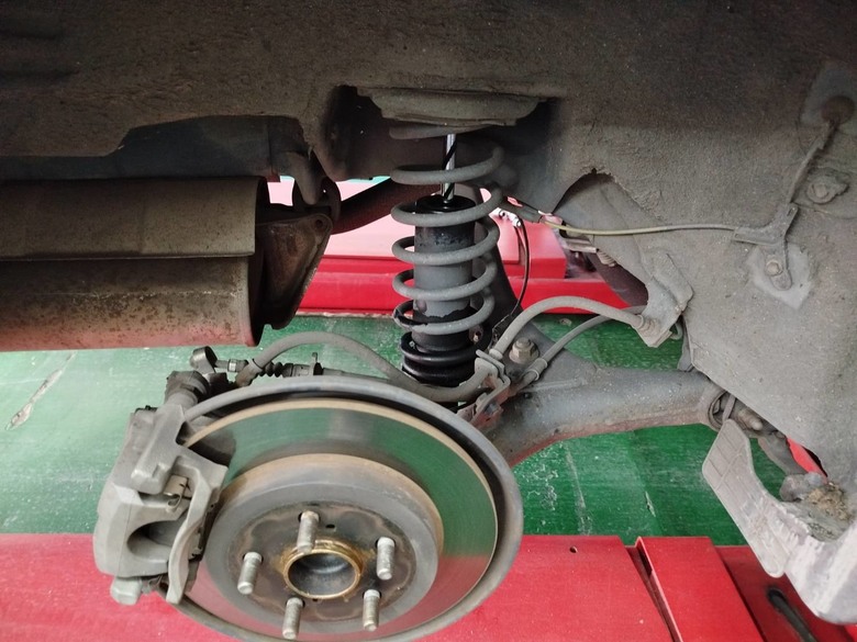 2010年10.5代 Altis 更換外場KYB黑桶前避震器+原廠後避震器