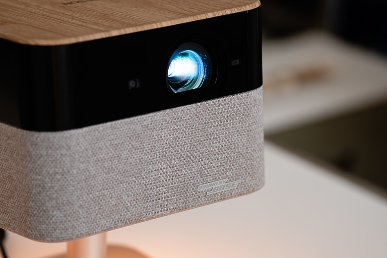 【評測】家裡最值得存在的那件科技傢俱：Epson EF-72 美學投影機