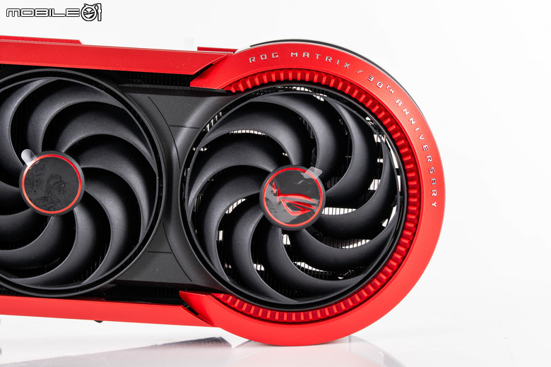 ROG Matrix Platinum GeForce RTX 5090 顯示卡開箱實測 集 30 周年經驗大成的頂級遊戲效能輸出者