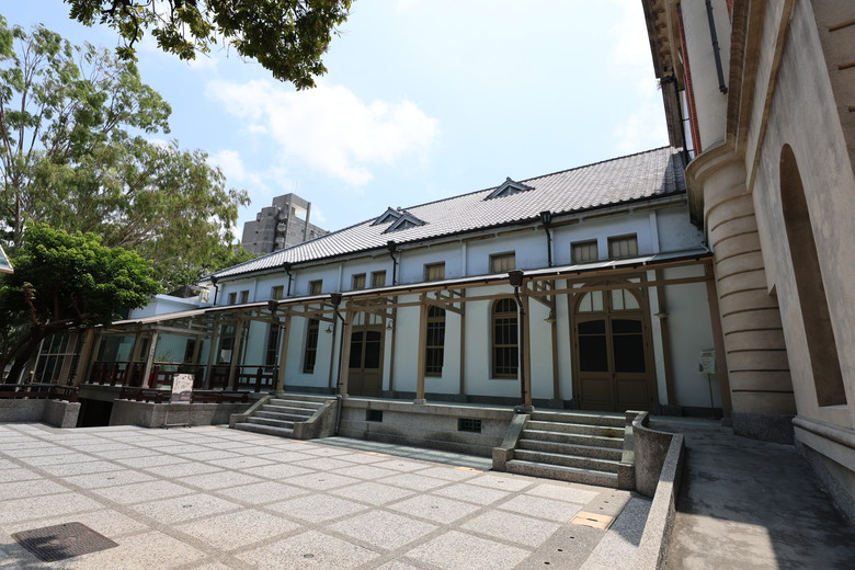 帶著R8的旅行 鷲嶺食肆 原台南測候所 吳園藝文中心 臺南知事官邸 億載金城