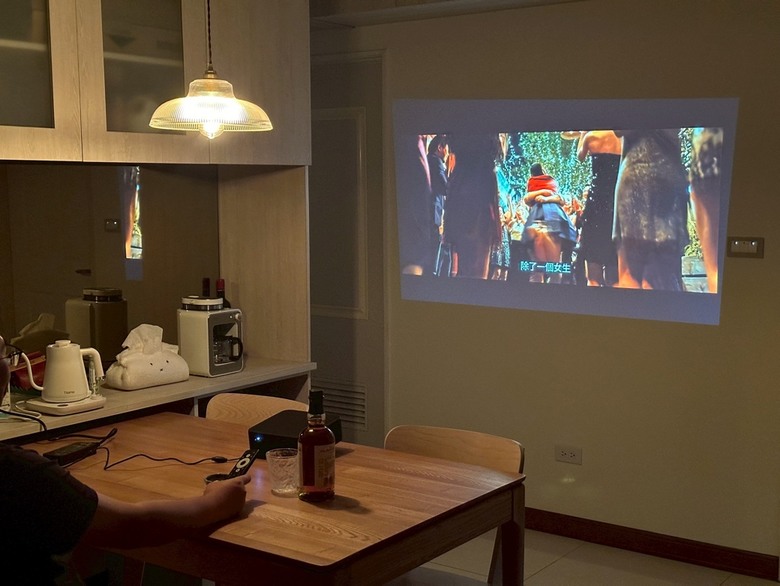 和新家的輕巧簡約融為一體，Epson EF-62N投影機開箱