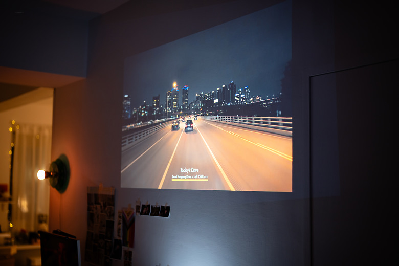 【評測】家裡最值得存在的那件科技傢俱：Epson EF-72 美學投影機